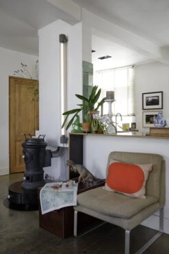 Fatboy Tjoep Valaisin, Iso, Mud -Louis Poulsen Myymälämyynti 04 FATBOY Pop pillow Poppy Pop of colour