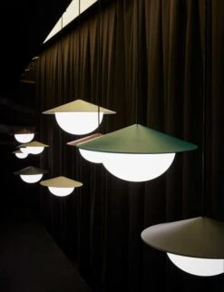 AGO Alley Riippuvalaisin, Iso, Sinapinkeltainen 11 AGO Alley Riippuvalaisin, Iso, Sinapinkeltainen -Louis Poulsen Myymälämyynti 110AGO AK 1