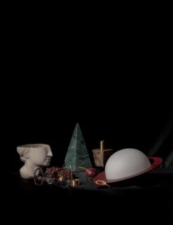 AGO Alley Tilt Pöytävalaisin, Pieni, Burgundi -Louis Poulsen Myymälämyynti 111AGO AK