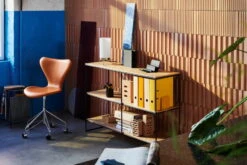 Fritz Hansen PM-02 Pöytävalaisin, Opaali - Messinki -Louis Poulsen Myymälämyynti 11318 Planner shelving Series 7 and PM 02 table lamp