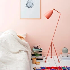 GUBI Gräshoppa Lattiavalaisin, Vintage Punainen 8 GUBI Gräshoppa Lattiavalaisin, Vintage Punainen -Louis Poulsen Myymälämyynti 169Gubi iso