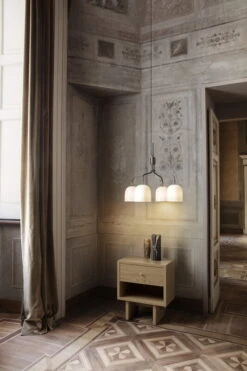 GUBI Howard Kattokruunu, 4 Varjostinta, Lyhyt, Luuposliini 7 GUBI Howard Kattokruunu, 4 Varjostinta, Lyhyt, Luuposliini -Louis Poulsen Myymälämyynti 19 CGI lampe lys 0776