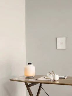 Astep Candela Pöytävalaisin -Louis Poulsen Myymälämyynti 1Astep 2017 Candela Office Light With USB 300dpi