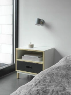 Normann Copenhagen Rise Seinävalaisin, Suora Seinäkytkentä, Harmaa -Louis Poulsen Myymälämyynti 2020 Kabino Bedside Table Grey Rise Lamp Grey 01