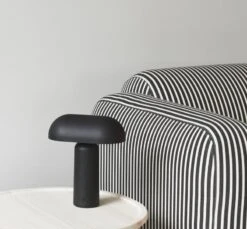Normann Copenhagen Porta Ladattava Pöytävalaisin, Musta -Louis Poulsen Myymälämyynti 2021 Porta Table Lamp Black 02