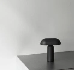 Normann Copenhagen Porta Ladattava Pöytävalaisin, Musta -Louis Poulsen Myymälämyynti 2021 Porta Table Lamp Black 03