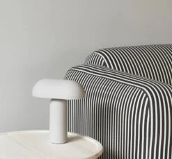 Normann Copenhagen Porta Ladattava Pöytävalaisin, Harmaa 10 Normann Copenhagen Porta Ladattava Pöytävalaisin, Harmaa -Louis Poulsen Myymälämyynti 2021 Porta Table Lamp Grey 01