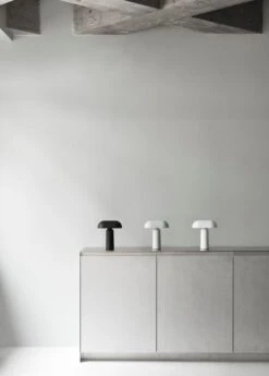 Normann Copenhagen Porta Ladattava Pöytävalaisin, Musta -Louis Poulsen Myymälämyynti 2021 Porta Table Lamp Group 01