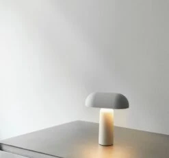 Normann Copenhagen Porta Ladattava Pöytävalaisin, Valkoinen -Louis Poulsen Myymälämyynti 2021 Porta Table Lamp White 04