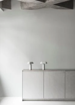 Normann Copenhagen Porta Ladattava Pöytävalaisin, Valkoinen -Louis Poulsen Myymälämyynti 2021 Porta Table Lamp White Group 01