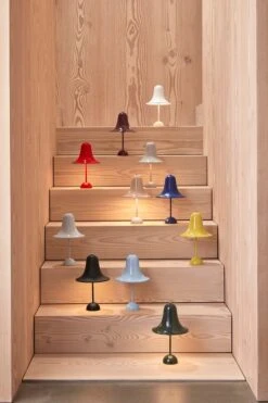 Verpan Pantop Portable Ladattava Pöytävalaisin 18 Cm, Kirkkaanpunainen -Louis Poulsen Myymälämyynti 2021 Verpan pantop Portable AllColours HR 2