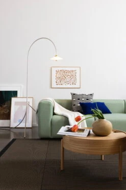 Valerie_objects Standing Lamp N1, Vaaleanharmaa -Louis Poulsen Myymälämyynti 2022 01 25 FDS Ystavanpaiva VVV 7