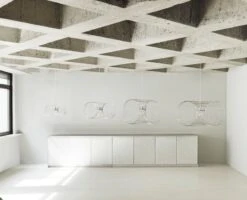 Normann Copenhagen Coil Riippuvalaisin, 50 Cm, Ruostumaton Teräs -Louis Poulsen Myymälämyynti 2022 Coil Lamp Group 01 role