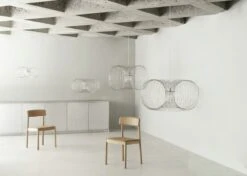 Normann Copenhagen Coil Riippuvalaisin, 90 Cm, Ruostumaton Teräs -Louis Poulsen Myymälämyynti 2022 Coil Lamp Group Timb Chair Upholstery Tan Camel Leather role 1