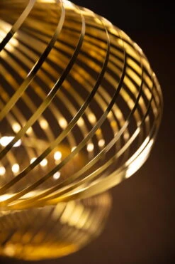 Tom Dixon Spring LED Riippuvalaisin, Keskikokoinen, Messinki 9 Tom Dixon Spring LED Riippuvalaisin, Keskikokoinen, Messinki -Louis Poulsen Myymälämyynti 2 Spring Brass