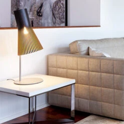 Secto Design Secto 4220 Pöytävalaisin, Koivu 6 Secto Design Secto 4220 Pöytävalaisin, Koivu -Louis Poulsen Myymälämyynti 3secto poyta iso