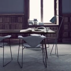 GUBI Gräshoppa Lattiavalaisin, Antrasiitti 11 GUBI Gräshoppa Lattiavalaisin, Antrasiitti -Louis Poulsen Myymälämyynti 52Gubi iso 1