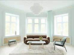 Normann Copenhagen Phantom Riippuvalaisin, L -Louis Poulsen Myymälämyynti 6030 Normann Copenhagen Swell Sofa 3 Seater Synergy Collective LDS 39 Solid Table Pad Lounge Chair Low Phantom Lamp 2018 01