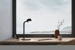 Luxo Motus Mini Pöytävalaisin, Mild Citrus -Louis Poulsen Myymälämyynti 8134 Motus press