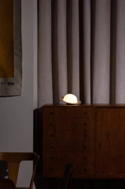 AGO Alley Tilt Pöytävalaisin, Pieni, Burgundi -Louis Poulsen Myymälämyynti ALLEY INTERIOR 300DPI 11