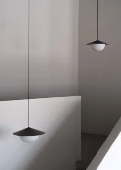 AGO Alley Riippuvalaisin, Iso, Sinapinkeltainen 8 AGO Alley Riippuvalaisin, Iso, Sinapinkeltainen -Louis Poulsen Myymälämyynti ALLEY 2021 04 300DPI