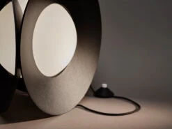 DCWéditions Armen Pöytävalaisin, Musta -Louis Poulsen Myymälämyynti ARMEN DETAIL 002 Cool