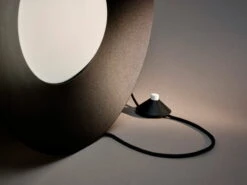 DCWéditions Armen Pöytävalaisin, Musta -Louis Poulsen Myymälämyynti ARMEN DETAIL 004 Cool