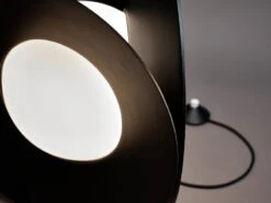 DCWéditions Armen Pöytävalaisin, Musta -Louis Poulsen Myymälämyynti ARMEN DETAIL 005 Cool