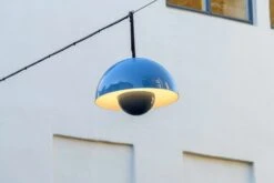 &Tradition Flowerpot VP7 Riippuvalaisin, Swim Blue -Louis Poulsen Myymälämyynti ATD 2021 Retail Street lightning Flowerpot VP7 single 2role