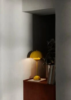 &Tradition Flowerpot VP3 Pöytävalaisin, Sinapinkeltainen -Louis Poulsen Myymälämyynti ATD 2022 Flowerpot VP3 Launch 2023