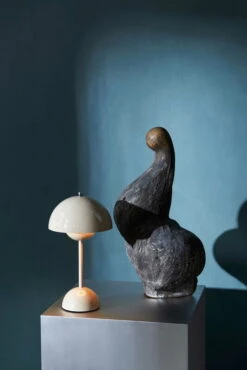 &Tradition Flowerpot VP9 Ladattava Pöytävalaisin, Grey Beige 11 &Tradition Flowerpot VP9 Ladattava Pöytävalaisin, Grey Beige -Louis Poulsen Myymälämyynti ATD Contract 2021 Flowerpot VP9rolerole