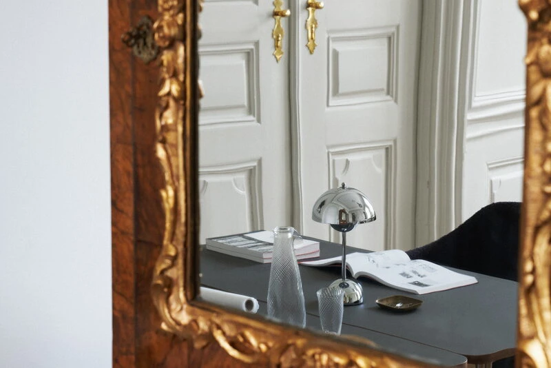 &Tradition Flowerpot VP9 Ladattava Pöytävalaisin, Kromattu, USB 4 &Tradition Flowerpot VP9 Ladattava Pöytävalaisin, Kromattu, USB - Image 4