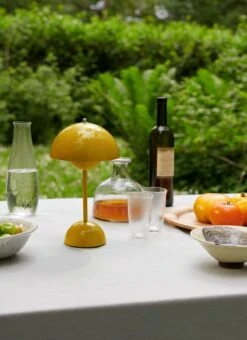 &Tradition Flowerpot VP9 Ladattava Pöytävalaisin, Mustard 11 &Tradition Flowerpot VP9 Ladattava Pöytävalaisin, Mustard -Louis Poulsen Myymälämyynti ATD Retail 2021 Flowerpot VP9 Pale Sand Collect Glass SC61 Collect Carafe SC62 Launch 2023role