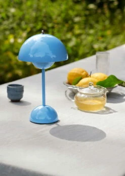 &Tradition Flowerpot VP9 Ladattava Pöytävalaisin, Swim Blue 10 &Tradition Flowerpot VP9 Ladattava Pöytävalaisin, Swim Blue -Louis Poulsen Myymälämyynti ATD Retail 2021 Flowerpot VP9 Collect Glass SC60 Launch 2023role