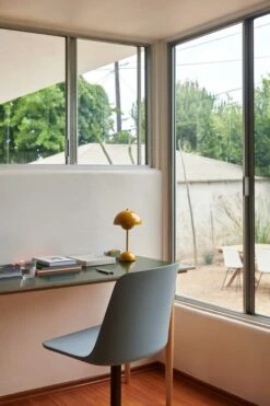 &Tradition Flowerpot VP9 Ladattava Pöytävalaisin, Mustard 9 &Tradition Flowerpot VP9 Ladattava Pöytävalaisin, Mustard -Louis Poulsen Myymälämyynti ATD Retail 2023 Flowerpot VP9 Rely HW11 Collect Glass SC78role