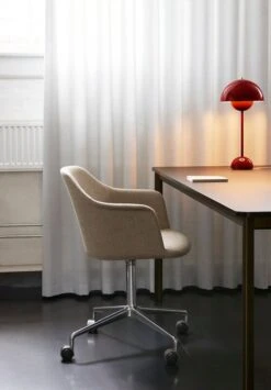 &Tradition Flowerpot VP3 Pöytävalaisin, Vermilion Red -Louis Poulsen Myymälämyynti ATD campaign Drip HW58 Rely HW50 Flowerpot VP3 Launch 2023