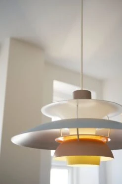 Louis Poulsen PH 5 Pastels Riippuvalaisin, Osterinharmaa - Sininen - Roosa 7 Louis Poulsen PH 5 Pastels Riippuvalaisin, Osterinharmaa - Sininen - Roosa -Louis Poulsen Myymälämyynti AW22 PH5 Pastels Oyster Blue Rose2 09528