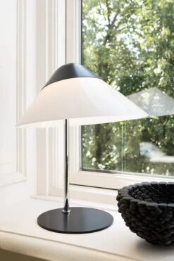 Pandul Opala Mini Pöytävalaisin, Bordeaux -Louis Poulsen Myymälämyynti B001S Opala Mini Black Table Lamp TS