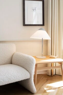 Pandul Opala Midi Pöytävalaisin, Bordeaux -Louis Poulsen Myymälämyynti B002 LG Opala Midi Light Grey Table Lamp TS