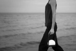 MENU Carrie Ladattava Pöytävalaisin, Ulkokäyttöön, Oliivi -Louis Poulsen Myymälämyynti Carrie LED Lamp Location 18