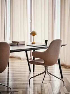 &Tradition Flowerpot VP9 Ladattava Pöytävalaisin, Mustard 8 &Tradition Flowerpot VP9 Ladattava Pöytävalaisin, Mustard -Louis Poulsen Myymälämyynti Catch w Vidar 333 I Flowerpot VP9 w Mustardrole