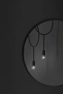 Northern Circle Riippuvalaisin, Tummanharmaa -Louis Poulsen Myymälämyynti Circle closeup mirror High res Photo Chris Tonnesen 1