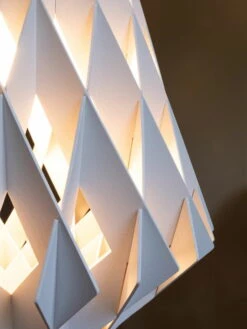 Pilke Lights Pilke P50 Riippuvalaisin, Valkoinen -Louis Poulsen Myymälämyynti Closeup Signature white lights on