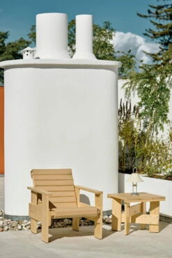 HAY Mousqueton Ladattava Pöytävalaisin, Oyster White -Louis Poulsen Myymälämyynti Crate Lounge Chair Crate Low Table wb lacquered pinewood Crate Quilted Cushion beige Mousqueton Lamp oyster whiterole