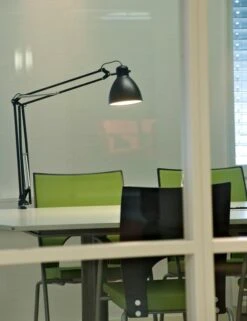 Luxo L-1 Pöytävalaisin, Musta -Louis Poulsen Myymälämyynti DSC3649