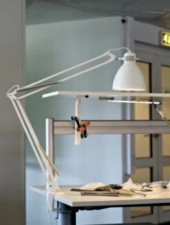 Luxo L-1 Pöytävalaisin, Valkoinen -Louis Poulsen Myymälämyynti DSC3686