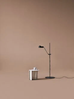 Karakter Domo Lattiavalaisin, Musta -Louis Poulsen Myymälämyynti Domo Floor Travertine Support