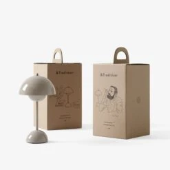 &Tradition Flowerpot VP9 Ladattava Pöytävalaisin, Grey Beige 8 &Tradition Flowerpot VP9 Ladattava Pöytävalaisin, Grey Beige -Louis Poulsen Myymälämyynti Flowerpot VP1 packaging1rolerole