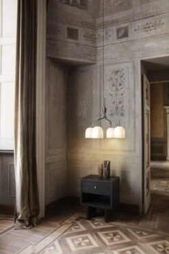 GUBI Howard Kattokruunu, 4 Varjostinta, Lyhyt, Luuposliini 6 GUBI Howard Kattokruunu, 4 Varjostinta, Lyhyt, Luuposliini -Louis Poulsen Myymälämyynti GUBI Fall2021 Howard Private 3