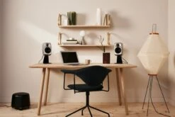 Vitra Akari 13A Lattiavalaisin -Louis Poulsen Myymälämyynti Genelec 0129 final lores sRGB